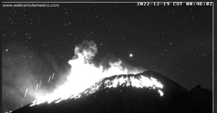 Registra Popocatépetl fuerte explosión; onda expansiva cimbra Cholula