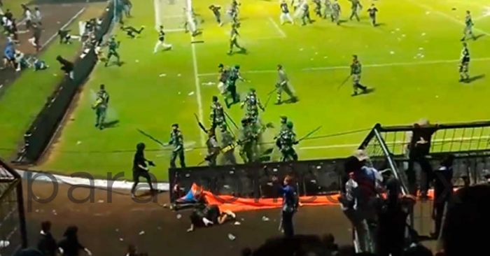 Mueren al menos 127 personas por disturbios en partido de fútbol en Indonesia