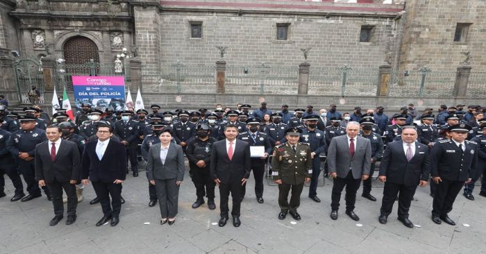 Entrega Eduardo Rivera condecoraciones en el marco del Día del Policía