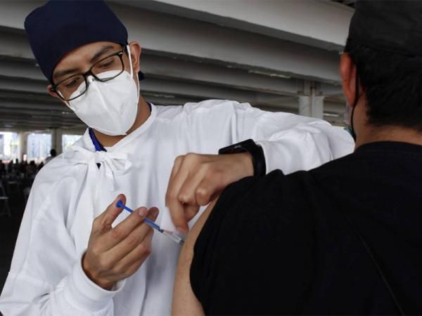 Aplica ISSSTEP vacuna contra influenza a derechohabientes