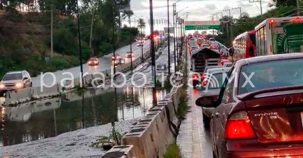 Lluvias vespertinas colapsan de nueva cuenta el Perif&eacute;rico