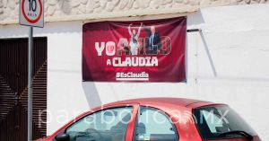 Tapizan casas en San Andrés Cholula con lonas en favor de Claudia Sheinbaum