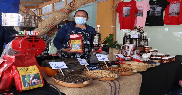 Llevan a los Pinos comida y tradiciones poblanas para ofrecer a los visitantes