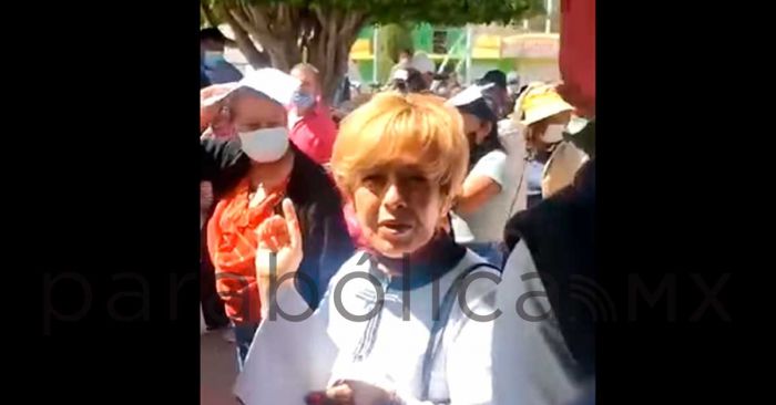 Molesta a ciudadanos preferencia a mamá de Nacho Mier durante elecciones en Tecamachalco