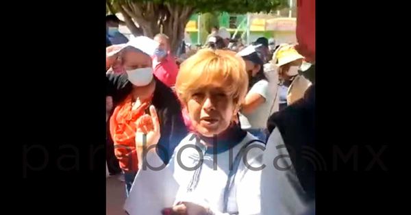 Molesta a ciudadanos preferencia a mamá de Nacho Mier durante elecciones en Tecamachalco