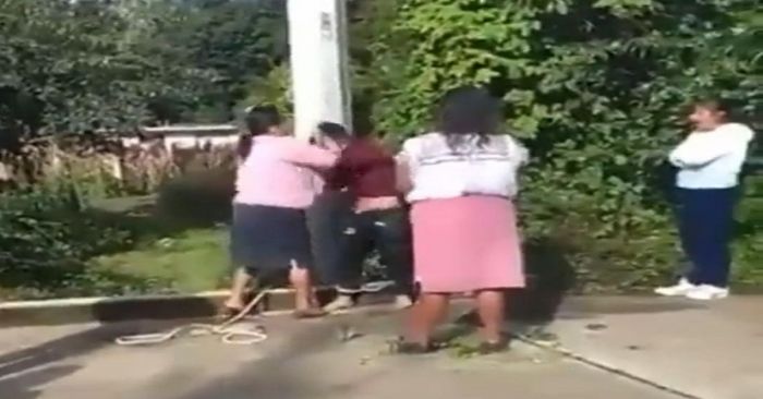 Castigaron a varazos a dos presuntos ladrones en Hueyapan