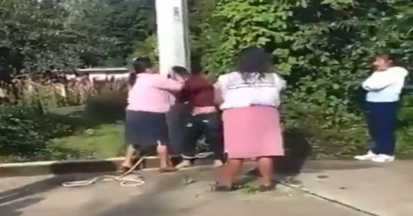 Castigaron a varazos a dos presuntos ladrones en Hueyapan