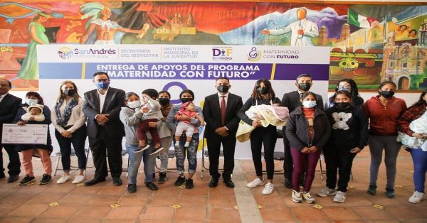 Entregan apoyos del programa "Maternidad con futuro" a adolescentes y jóvenes sanandreseñas
