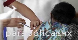 Utiliza abuelita centro de vacunación para pedir auxilio por maltrato en su hogar