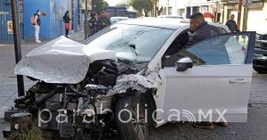 Destroza transporte público un vehículo tras pasarse el alto en la 11 oriente