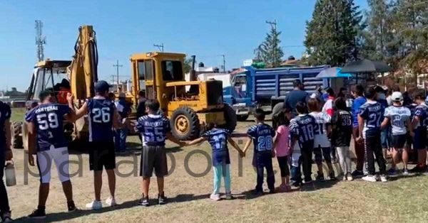 Destruye Alcalde de Cuautlancingo con maquinaria campos de fútbol americano