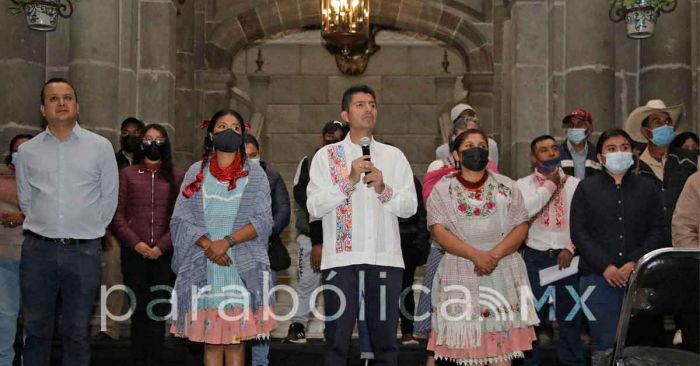 Entrega ayuntamiento cheques de apoyos a creadores comunitarios