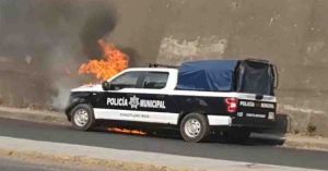 Queman patrulla en Almecatla, reclaman por obras de mala calidad