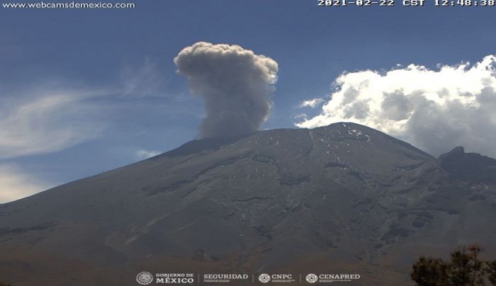 Emite Popocatépetl gases y cenizas, semáforo sigue en amarillo