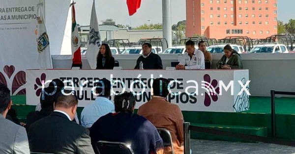 Realiza Barbosa la tercera entrega de patrullas a municipios poblanos