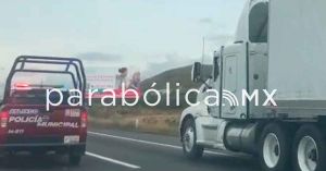 Balean a tráilero sobre la autopista Atlixcáyotl-Puebla