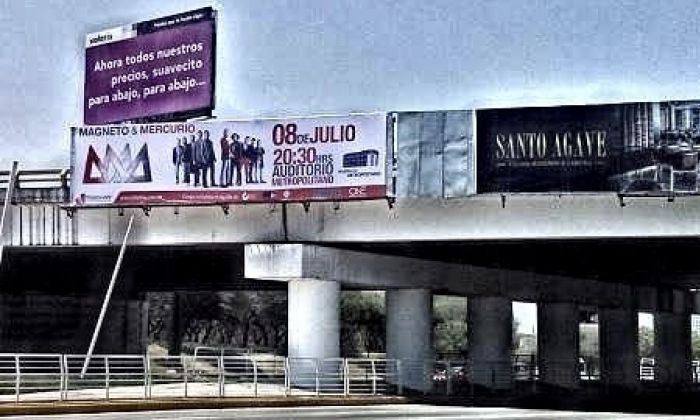 Medio Ambiente y el agua sucia bajo la publicidad en los puentes