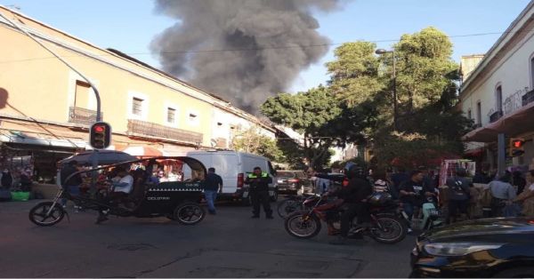 Reportan incendio de bodega en el centro de la CDMX; 500 personas evacuadas