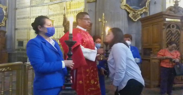 Cubren im&aacute;genes en las iglesias como parte de la Semana Santa