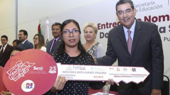 Entrega Sergio Salom&oacute;n nombramientos a docentes