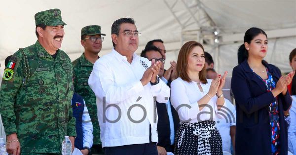 Asisten Sergio Salomón y su esposa Gaby Bonilla a escenificación de Batalla del 5 de Mayo