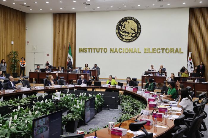 Entrega INE constancias a candidatos independientes, nueve son para la presidencia