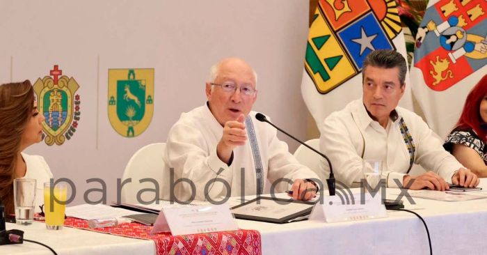 Da positivo Ken Salazar a Covid-19; se reunió la semana pasada con AMLO
