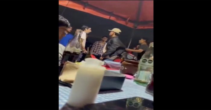 Captan pelea de 7 jóvenes contra 2 en una taquería de Nayarit