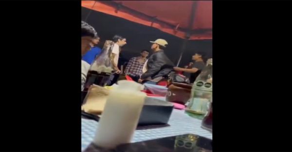Captan pelea de 7 jóvenes contra 2 en una taquería de Nayarit