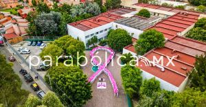 Promueve IMSS Puebla con lazo rosa humano para sensibilizar sobre el Cáncer de Mama