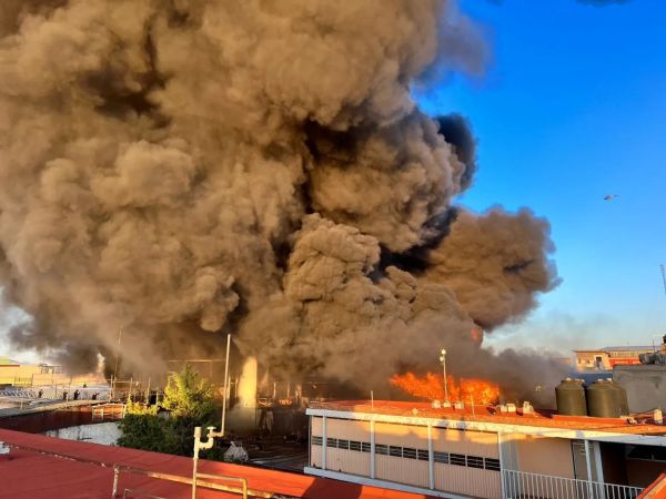 Desalojan a 500 personas por incendio en bodega calzado