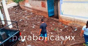 Lluvias desbordan barranca en Chila de la Sal; arrasa 15 viviendas