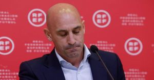 Deja Luis Rubiales la presidencia de la RFEF: ‘Es evidente que no podré volver’