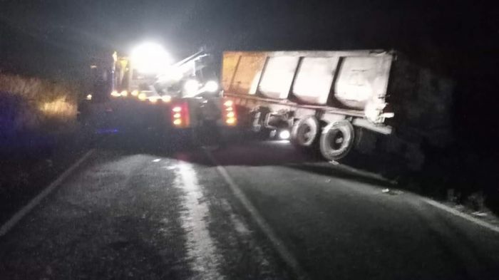 Cierra tráiler volcando la carretera Matamoros - Atencingo