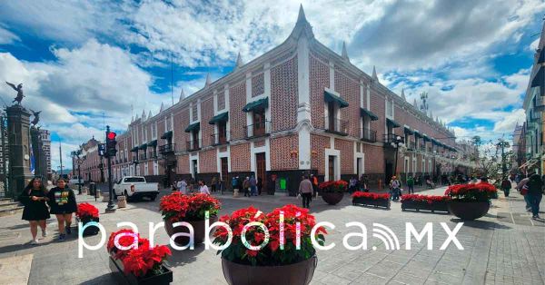 Decoran con flores de nochebuena el Centro Hist&oacute;rico de Puebla