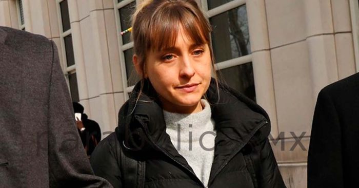 Sale de prisión la actriz Allison Mack tras cumplir su condena por su participación en la secta NXIVM