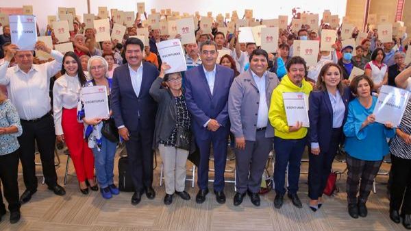 Entregan Gobierno de Puebla e Infonavit escrituras a familias poblanas