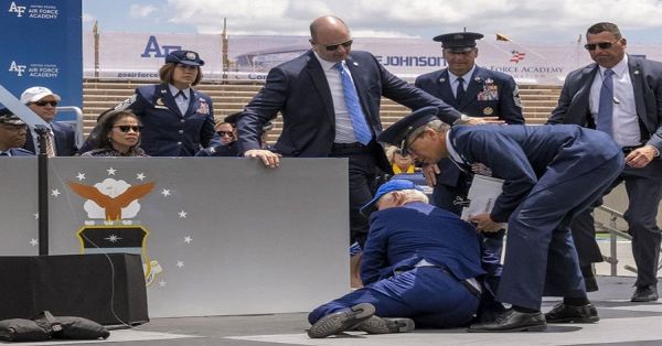 Cae Biden en una graduación de la Academia de la Fuerza Aérea