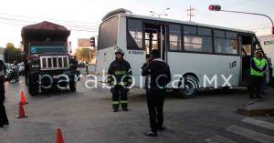 Deja 10 lesionados y caos vial accidente en el Entronque de la Pepsi