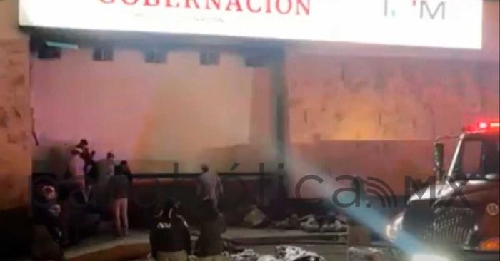Considera Ken Salazar incendio en Ciudad Juárez como un recordatorio de los riesgos de la migración