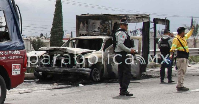 Se incendia camioneta en la autopista; causa caos en la salida de la Amozoc-Perote