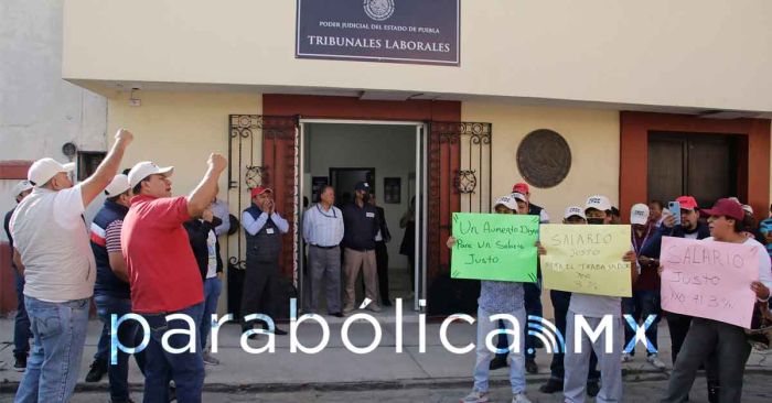Se manifiestan trabajadores de Agua de Puebla