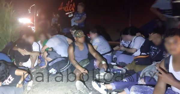 Se descarrila camioneta con 27 migrantes en Veracruz