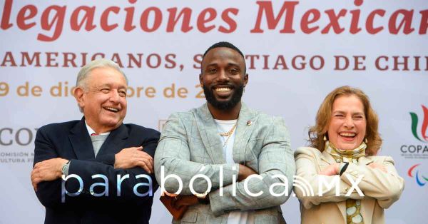 Reconoce AMLO a deportistas mexicanos en Palacio Nacional