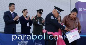Entrega Eduardo Rivera condecoraciones y apoyos por el Día del Policía