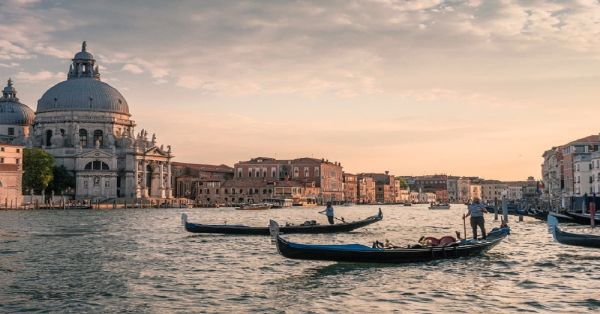 Anuncian en Venecia cobro por peaje para turistas