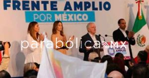 Llora Santiago Creel al registrarse como abanderado de Va por México
