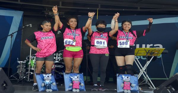 Participan cientos de universitarias en la Carrera de la Madre Universitaria