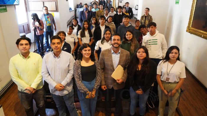 Capacitan a jóvenes en materia financiera