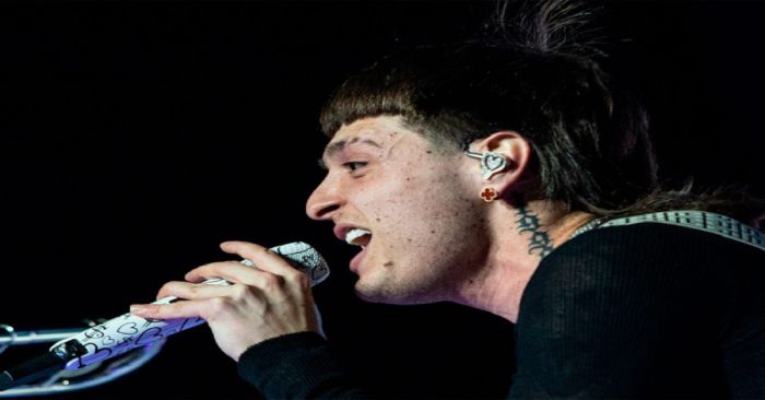 Enfurece Peso Pluma y env&iacute;a mensaje a sus detractores en CDMX